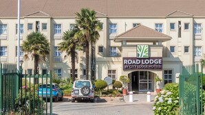 Entrada de un hotel con un cartel que indica Road Lodge by City Lodge Hotels.
