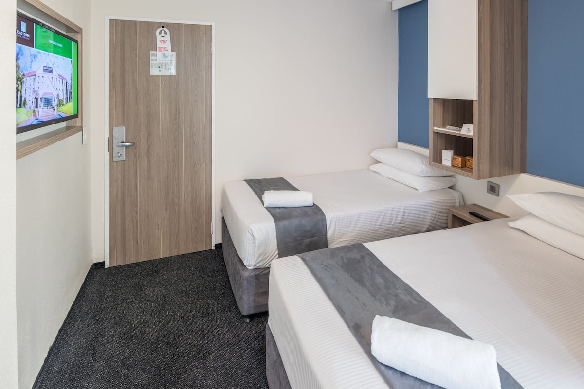 1 bedroom, desk, free wifi