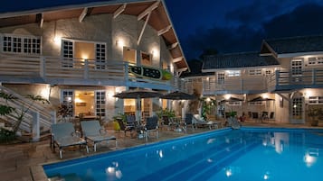 Fachada da propriedade à noite