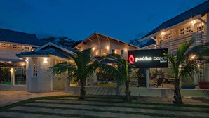 A hotel with a sign reading "Pauba Beach Hotel" and a well-lit entrance. - Pauba Beach Hotel (São Sebastião)