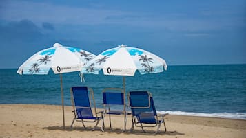 Playa en los alrededores, camastros y sombrillas