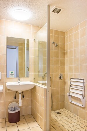 Habitación doble, con acceso para personas discapacitadas, para no fumadores | Baño | Regadera, secadora de cabello, toallas 
