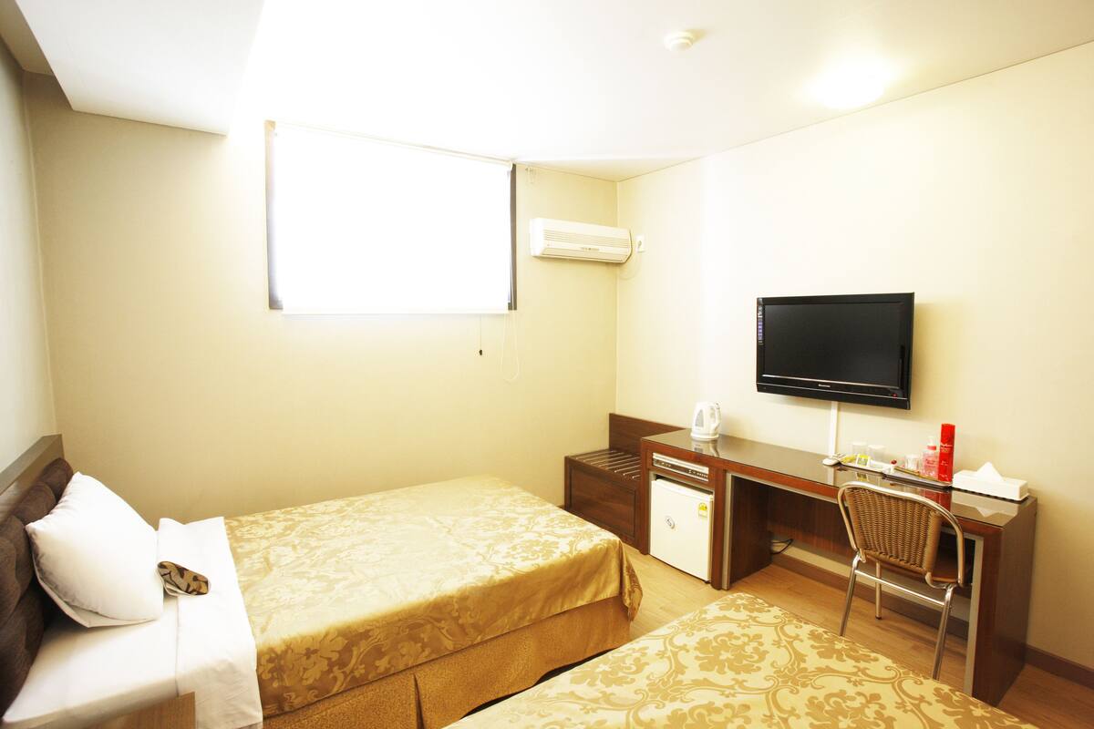 Twin Room | In-room safe, WiFi (free)
