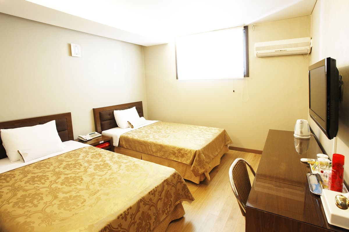 In-room safe, WiFi (free)