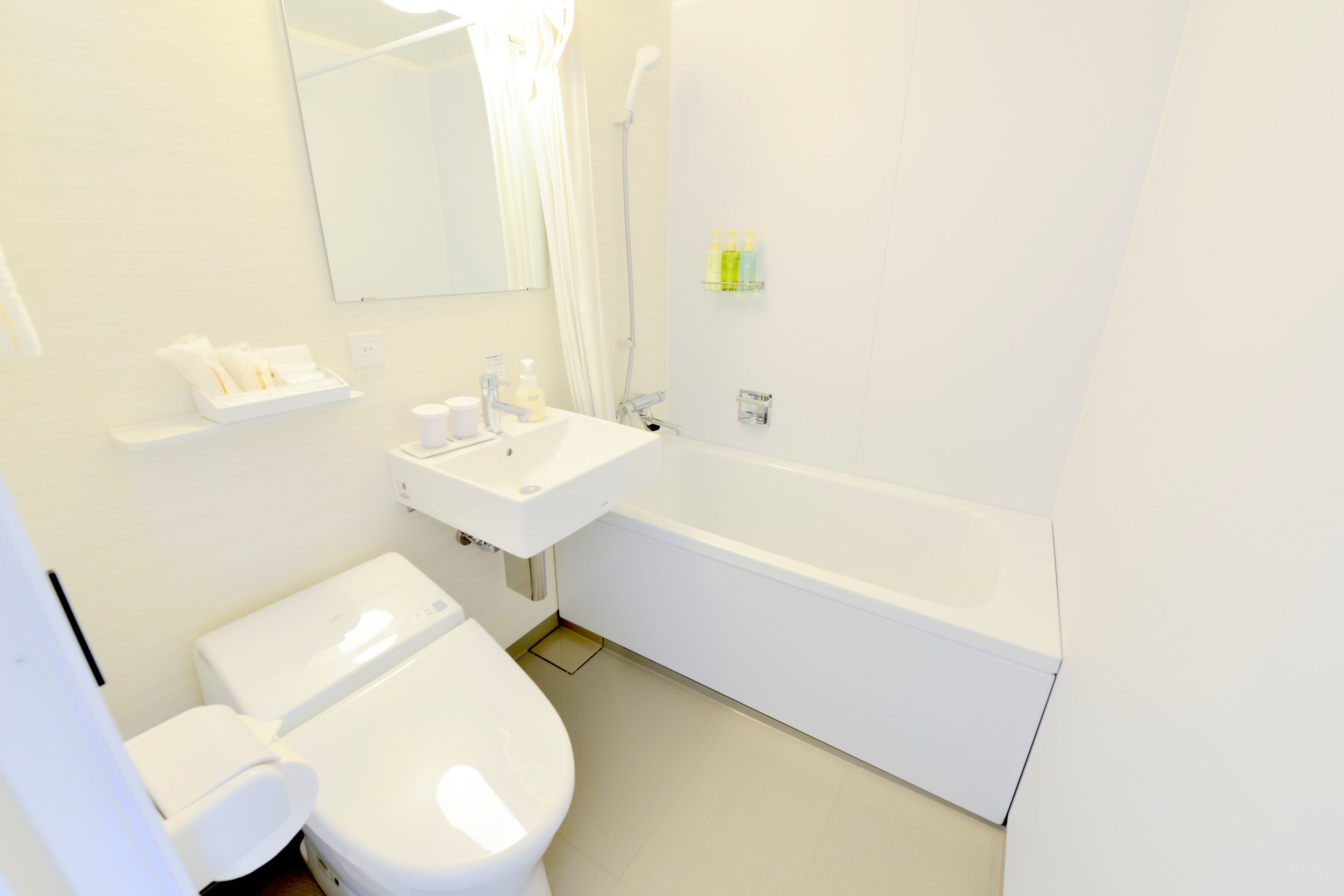 Un baño moderno con inodoro, lavamanos y bañera.