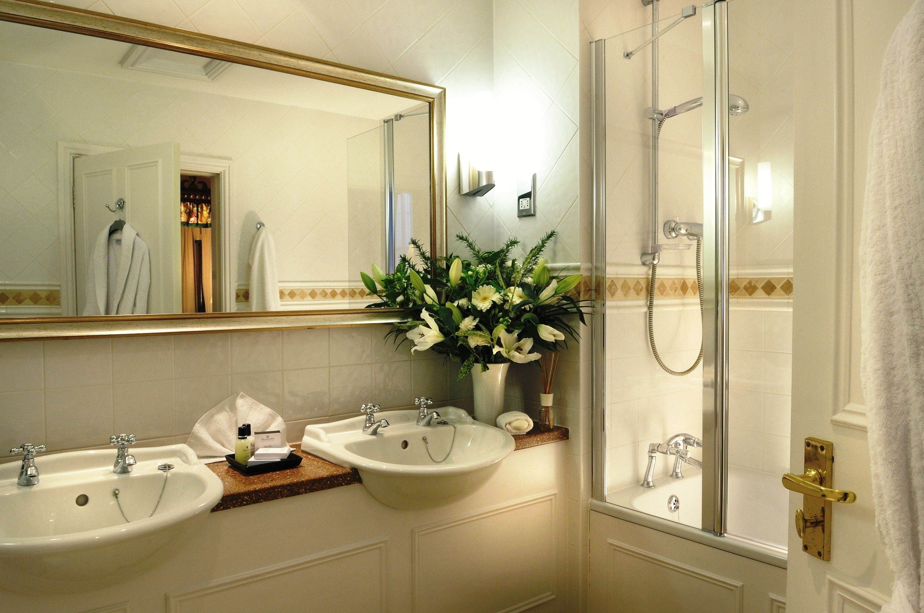 Combined shower/bathtub, hair dryer, towels