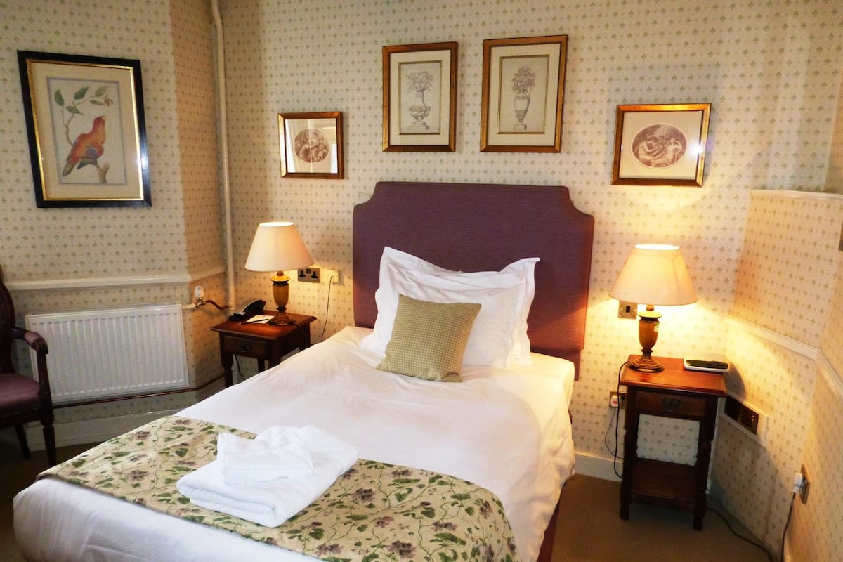 Executive Single Room | Premium bedding, desk, blackout drapes, iron/ironing board