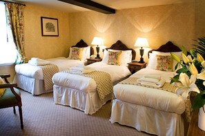 Habitación triple | Ropa de cama de alta calidad, escritorio, cortinas opacas