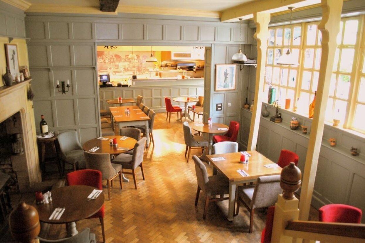 2 restaurantes, se sirven comidas, cenas y cocina regional