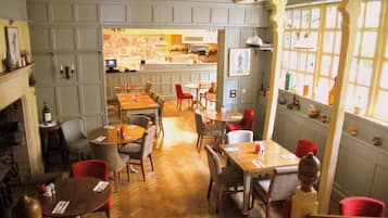 2 restaurantes, se sirven comidas, cenas y cocina regional