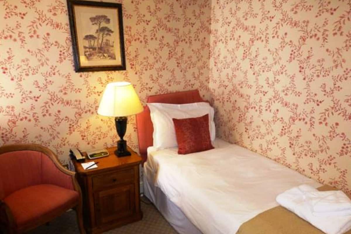 Single Room | Premium bedding, desk, blackout drapes, iron/ironing board