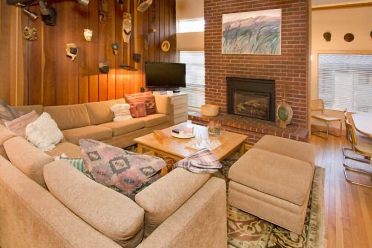 One Bedroom Condo plus Loft | Living area | 20-inch TV with cable channels, DVD player