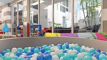 Zona de juegos infantil cubierta