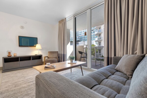 ทีวีจอแบน 32 นิ้ว พร้อมช่องเคเบิล, ทีวี