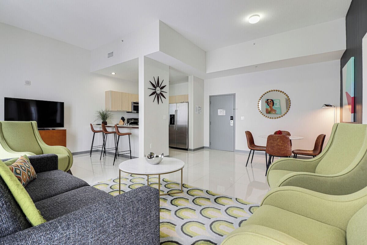 Apartamento básico | Espacio para trabajar con un portátil y tabla de planchar con plancha