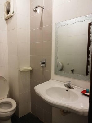 A bathroom with a toilet, a sink, and a shower. - Paragon City Hotel (Ipoh)