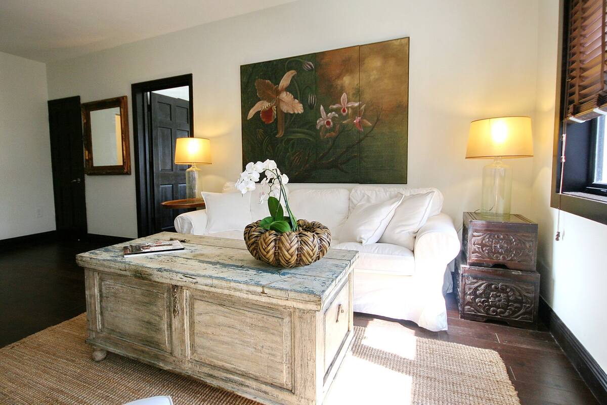 Apartment, 2 Bedrooms | Living room | Flat-screen TV