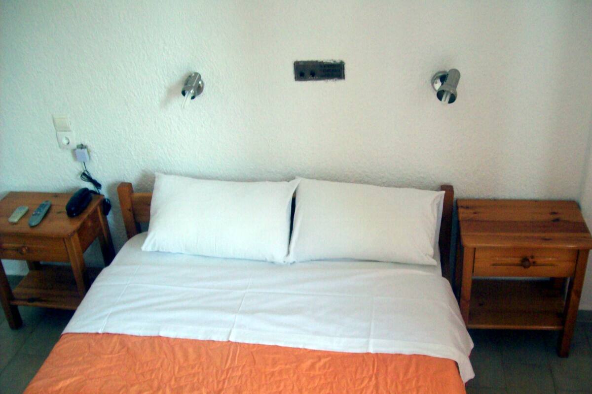 Standard Room, Sea View | Desk, iron/ironing board, free WiFi