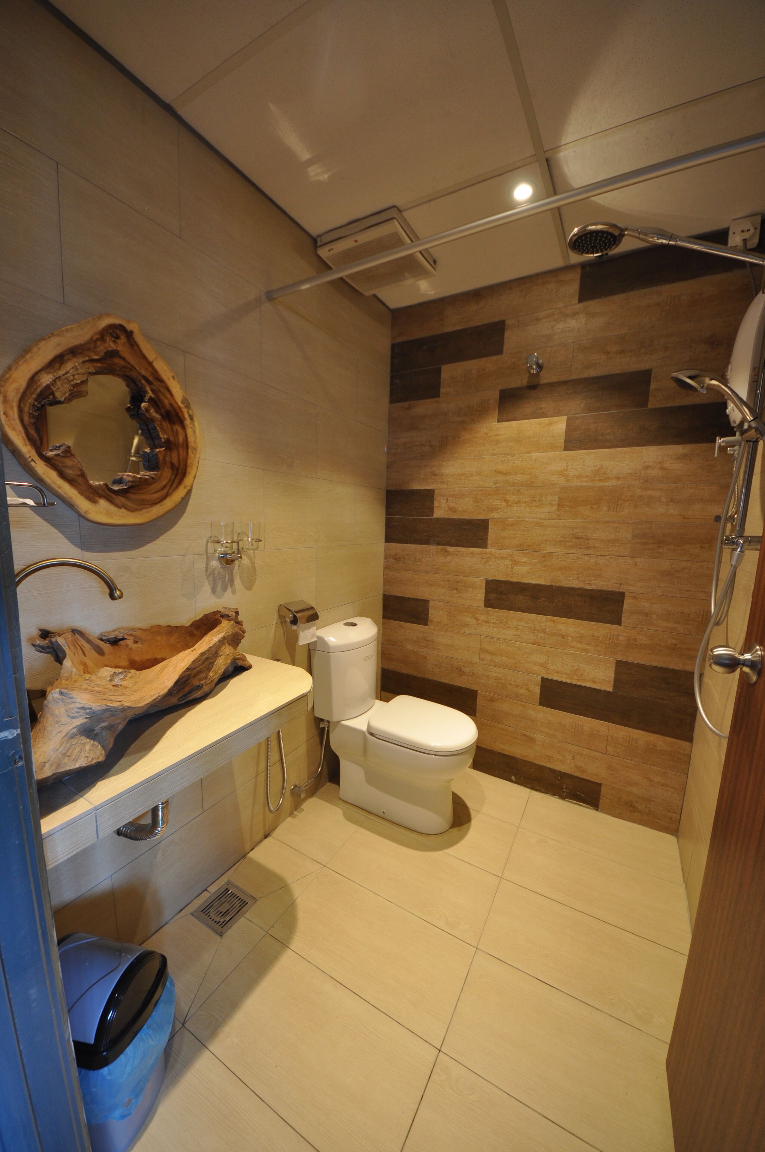 Studio Suite, 3 phòng ngủ | Phòng tắm | Buồng tắm vòi sen, máy sấy tóc, khăn tắm 