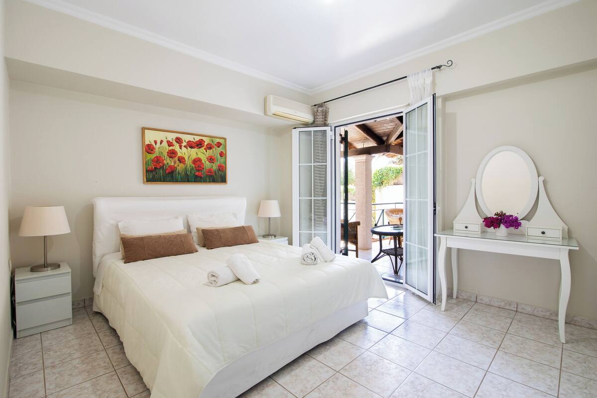The Linen Suite | Desk, blackout drapes, iron/ironing board (on request), WiFi (free)