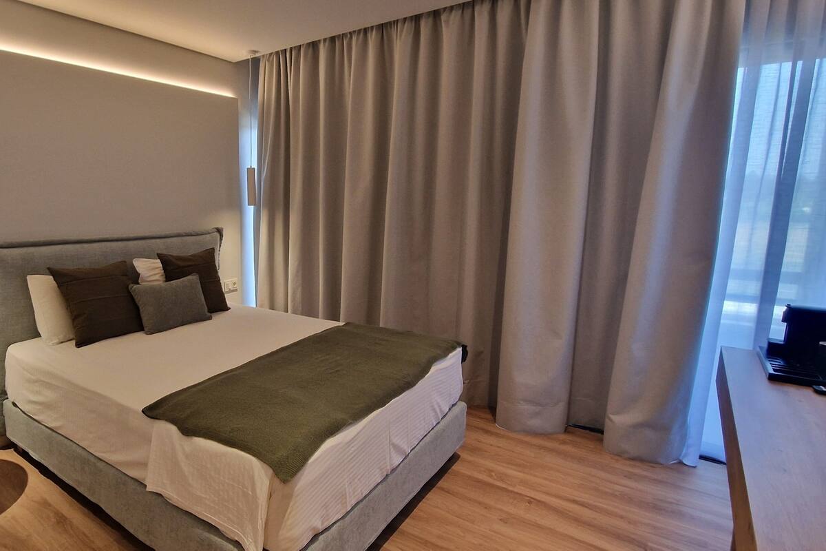 Deluxe Double | Desk, blackout drapes, iron/ironing board (on request), WiFi (free)