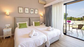 Escritorio, cortinas blackout y tabla de planchar con plancha