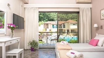 Escritorio, cortinas blackout y tabla de planchar con plancha