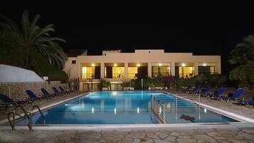 Seasonal outdoor pool, sun loungers