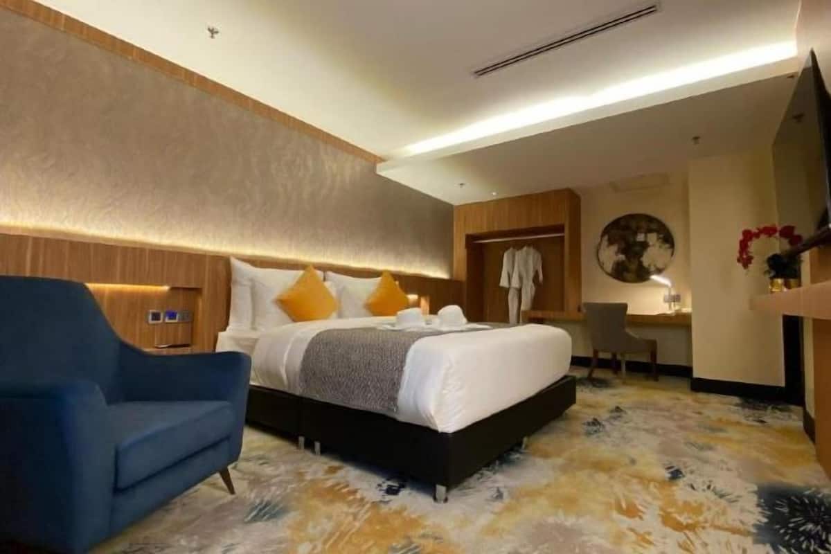 1 quarto, cofres nos quartos, escrivaninha, quartos à prova de som