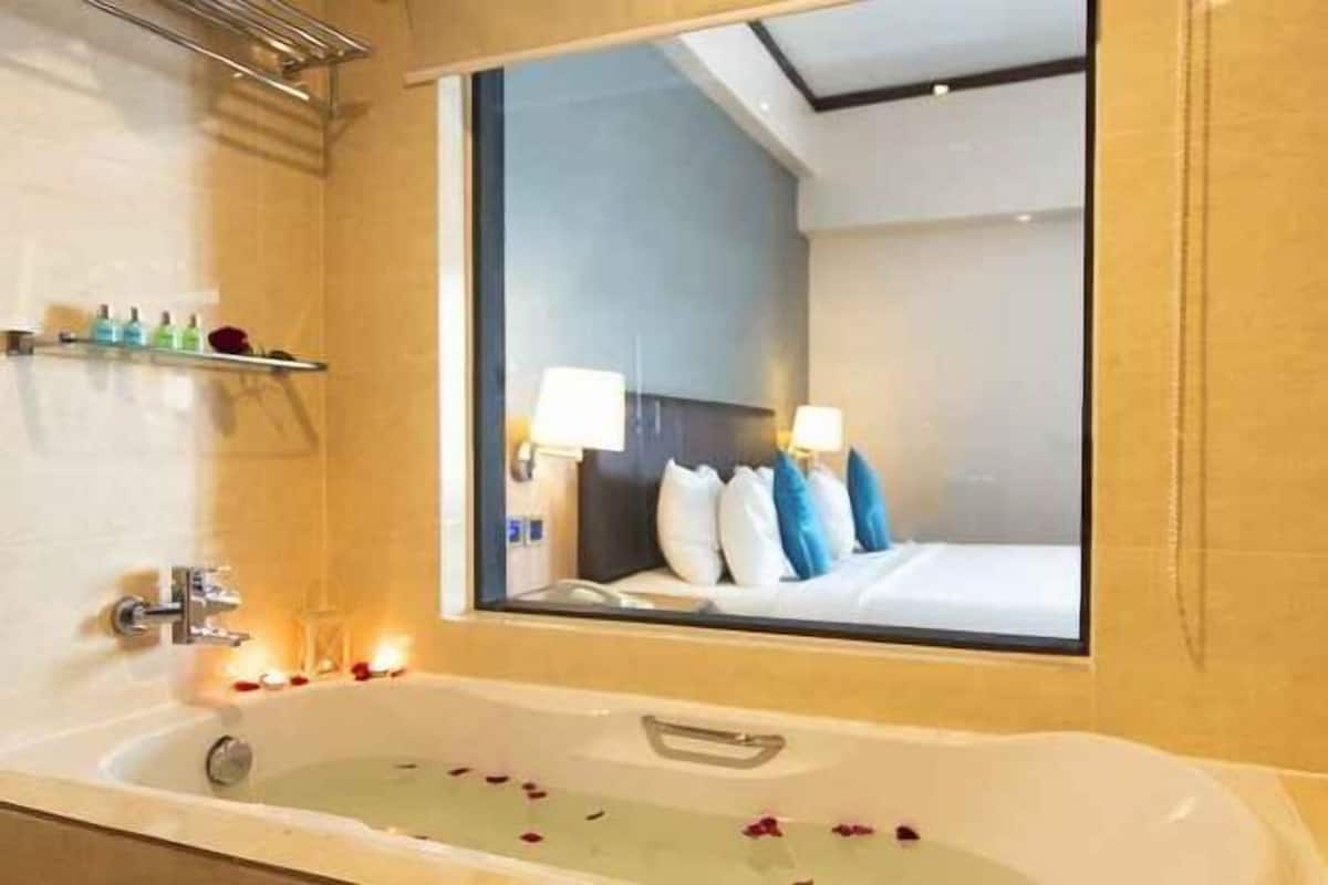 Baño | Tina, pantuflas, toallas
