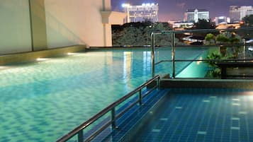 2 outdoor pools, pool loungers