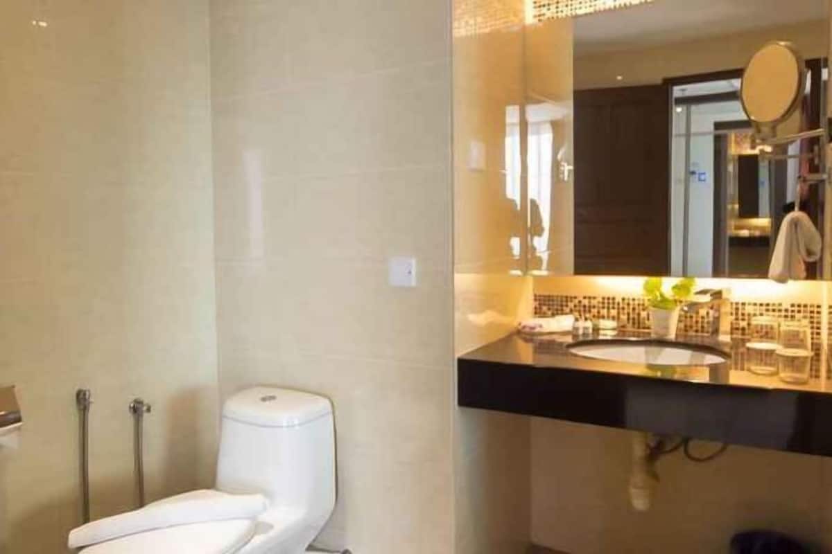 Bathtub, slippers, towels