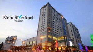 Un moderno edificio de hotel con varios pisos y una entrada destacada.