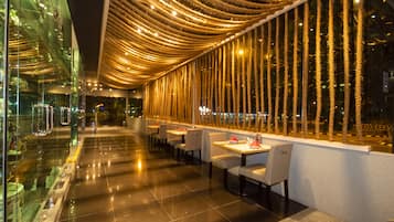 供應早餐、午餐和晚餐,國際料理