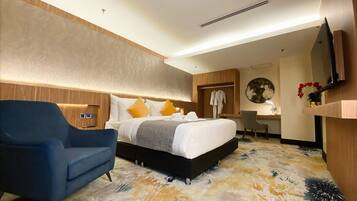 Premiere Executive Suite with Complimentary Preferred Parking | In-room safe, desk, soundproofing, iron/ironing board