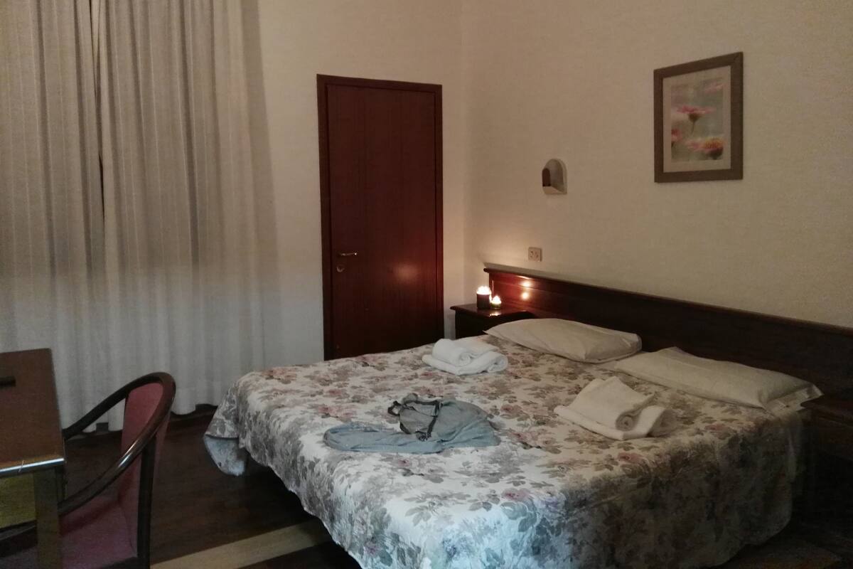 Camera con letto matrimoniale o 2 letti singoli | Una cassaforte in camera, letti aggiuntivi (a pagamento), Wi-Fi gratuito