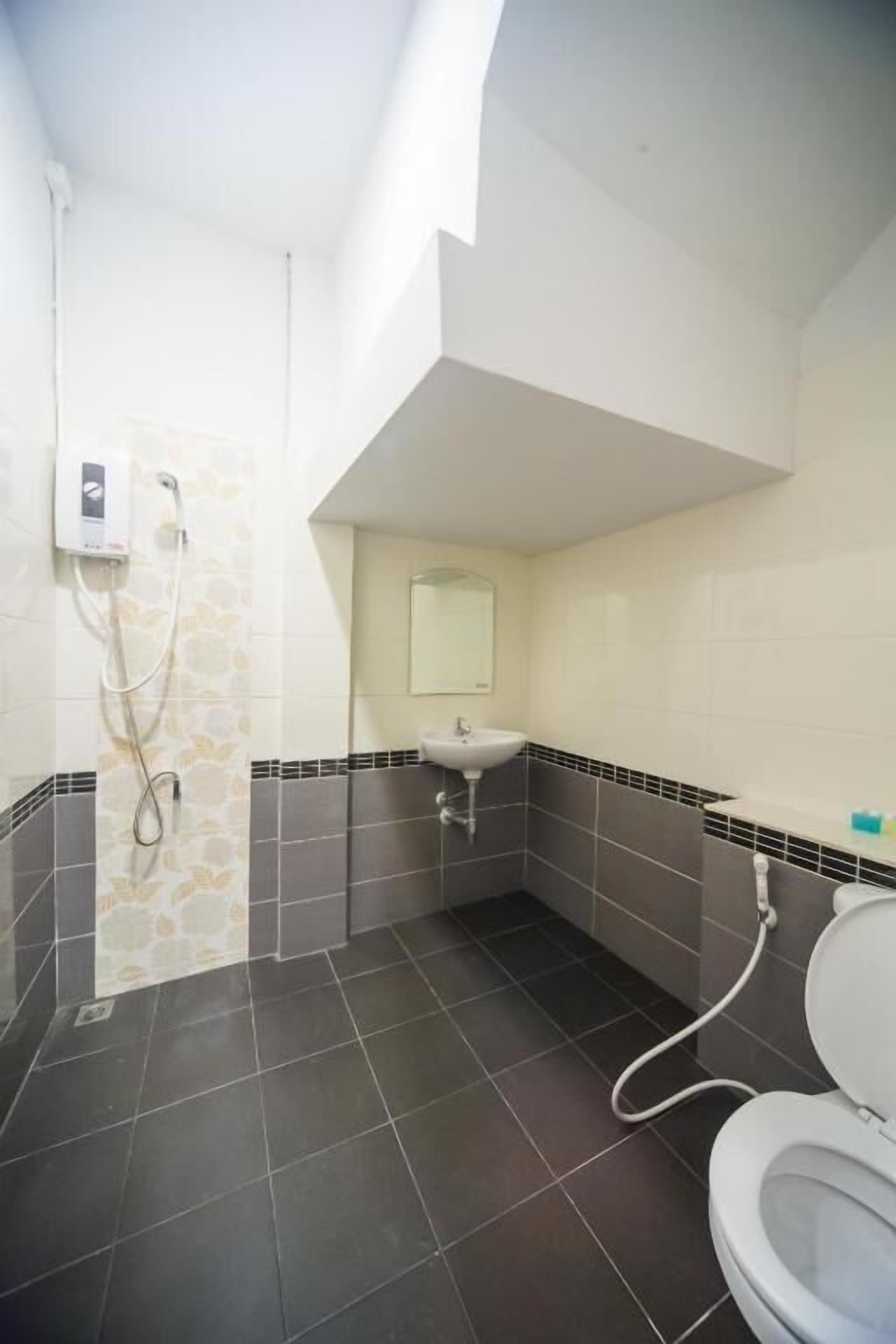 standard double room | bathroom | shower, free toiletries, hair dryer, towels