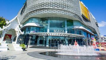 Un edificio moderno con fachada de vidrio y el nombre "MAYA" exhibido en relieve.