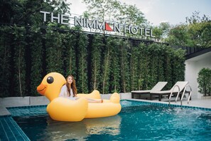 Kolam renang outdoor, dengan kursi berjemur