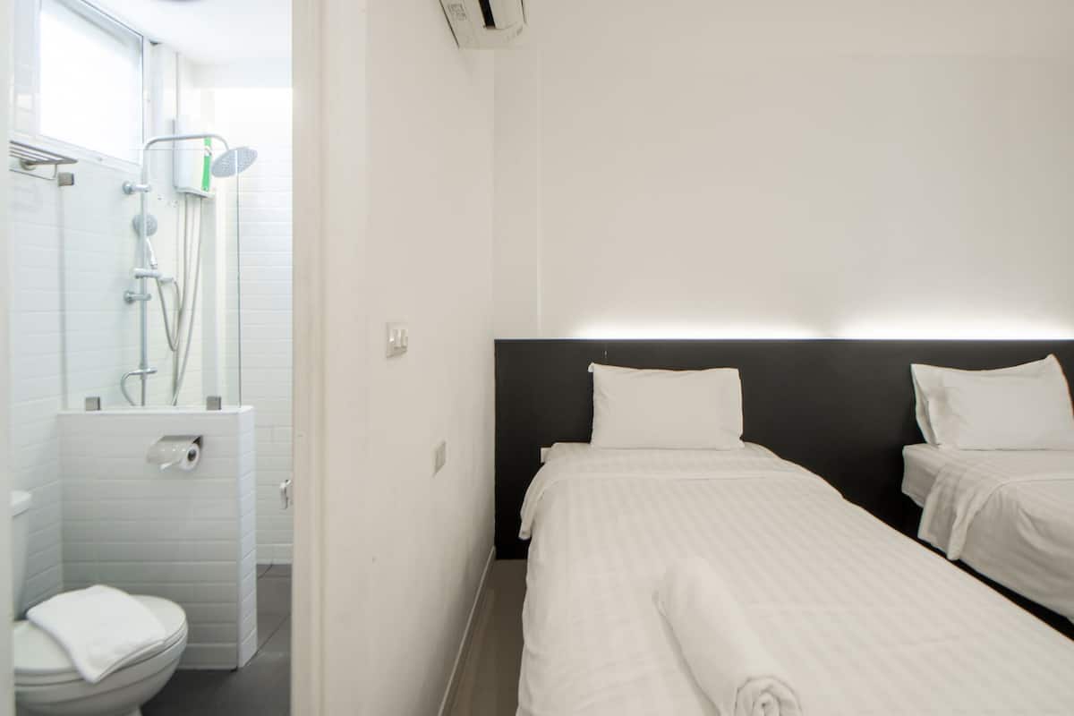 Eenvoudige Twin kamer, 2 eenpersoonsbedden | Een kluis op de kamer, een bureau, een laptopwerkplek, gratis wifi