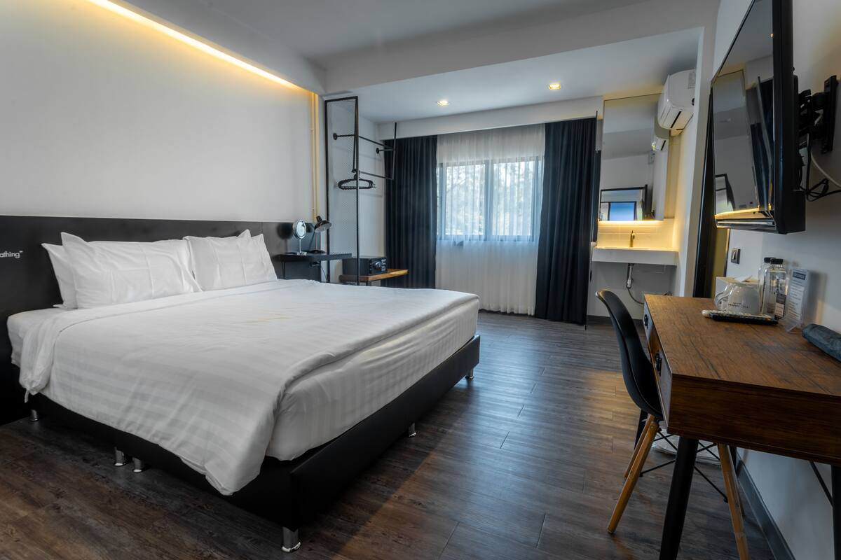 Deluxe Family Room | 客房内保险箱、办公桌、笔记本电脑工作区、免费 WiFi