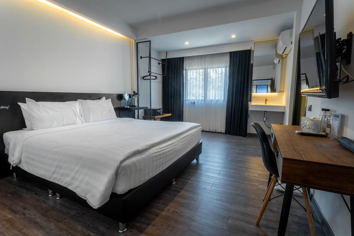 Deluxe Family Room | Een kluis op de kamer, een bureau, een laptopwerkplek, gratis wifi