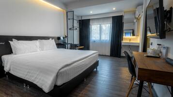 Deluxe Family Room | Caja de seguridad en la habitación y escritorio