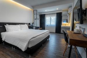 Deluxe Family Room | Öryggishólf í herbergi, skrifborð, vinnuaðstaða fyrir fartölvur