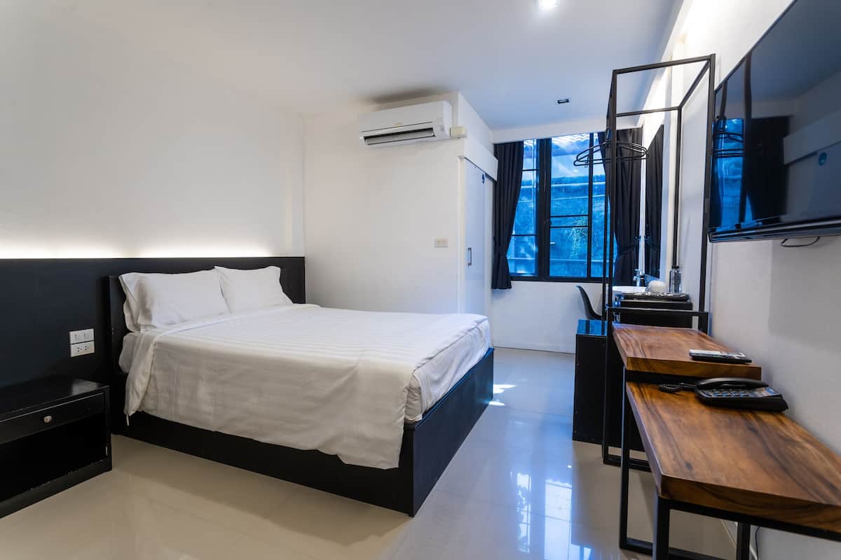 In-room safe, desk, laptop workspace, free WiFi