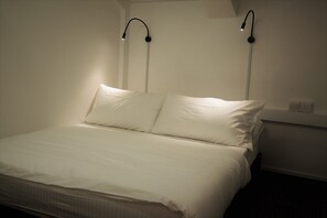 Private Room With One Queen Bed | In-room safe, soundproofing, iron/ironing board, free WiFi - Wink @ Mosque Street (Singapore)