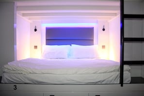 1 Queen Pod in Shared Dormitory | In-room safe, soundproofing, iron/ironing board, free WiFi - Wink @ Mosque Street (Singapore)