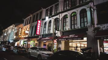 Bagian depan properti - sore/malam