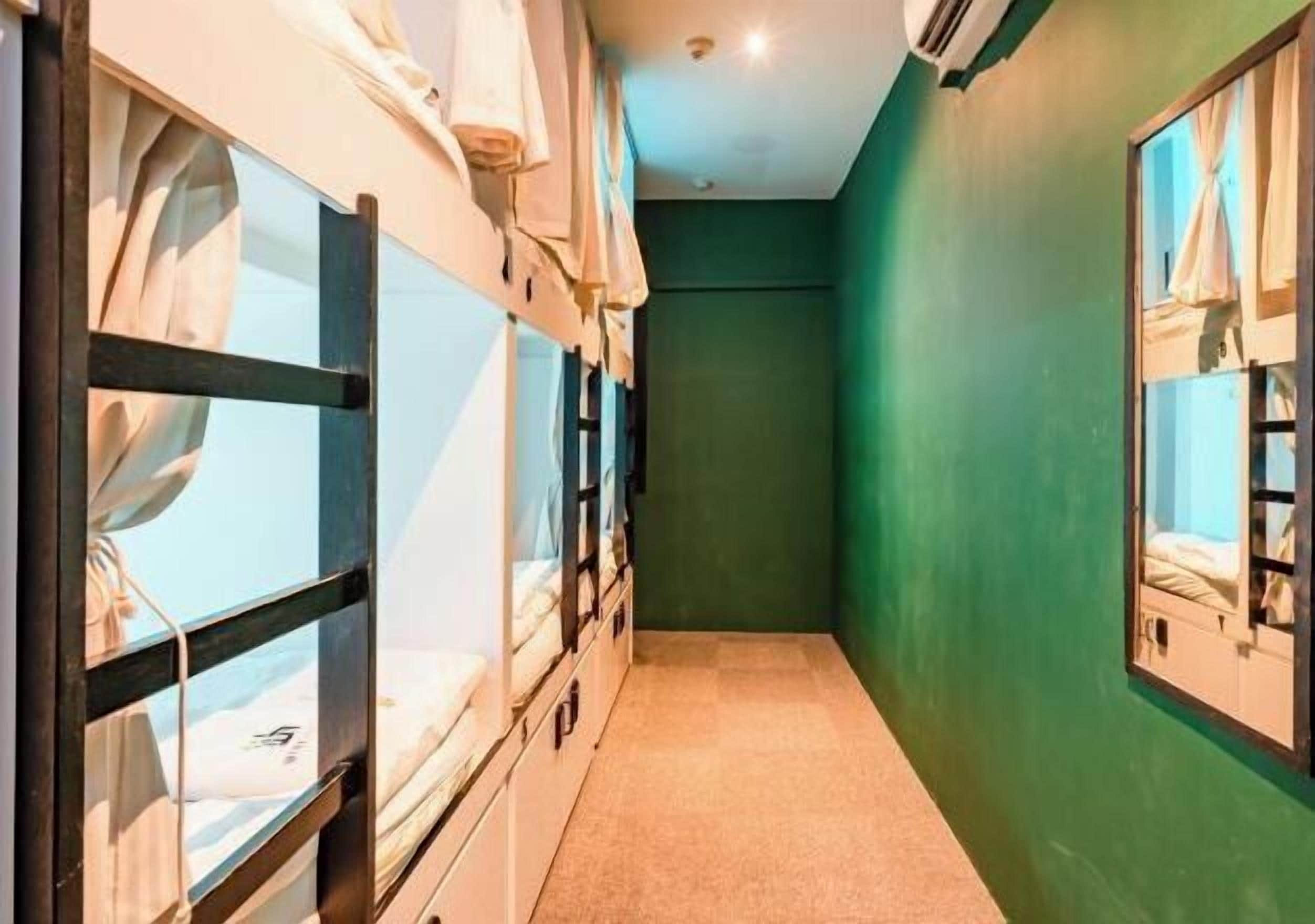 In-room safe, soundproofing, iron/ironing board, free WiFi