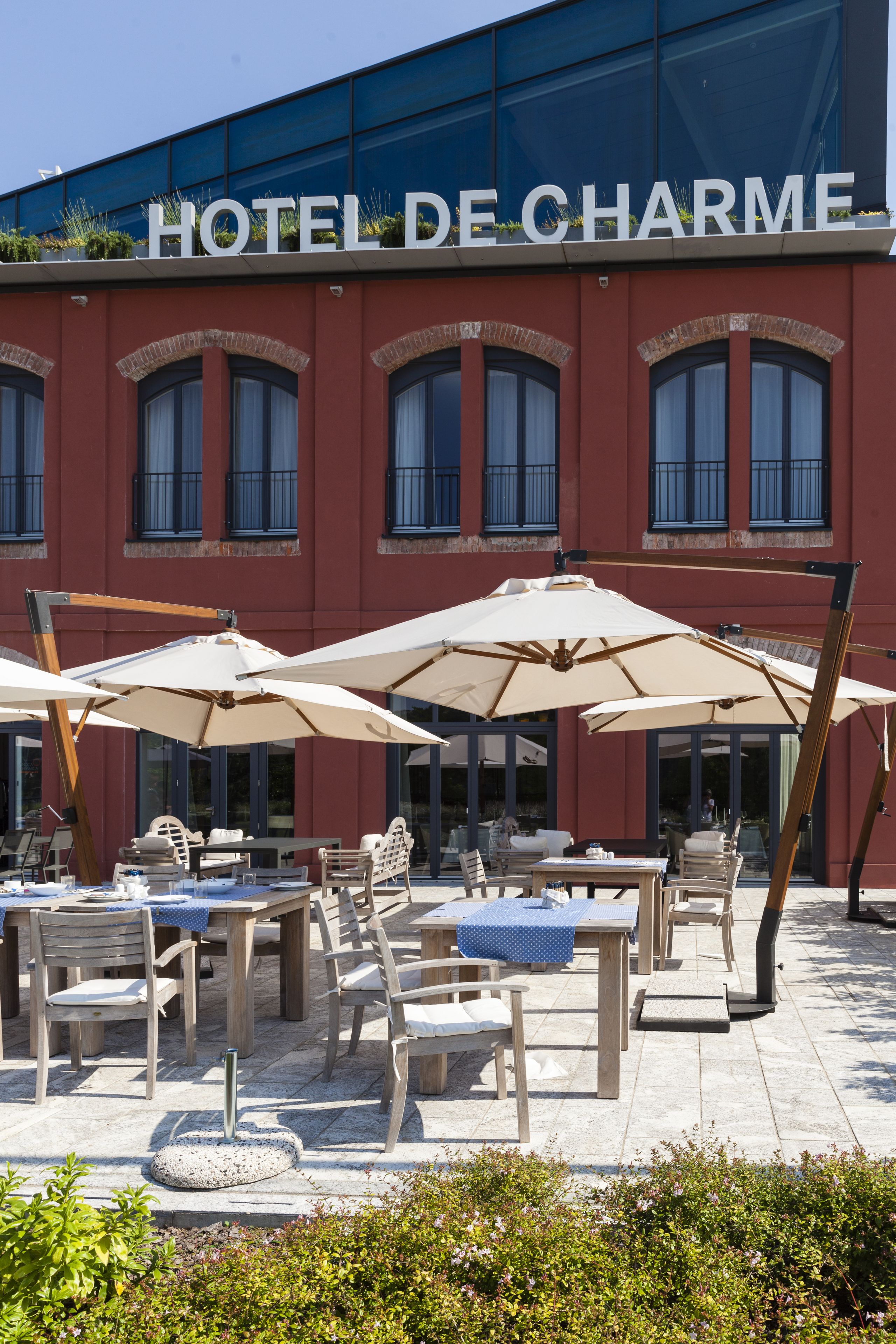 Frühstück, Mittagessen, mediterrane Küche, Blick auf den Garten 